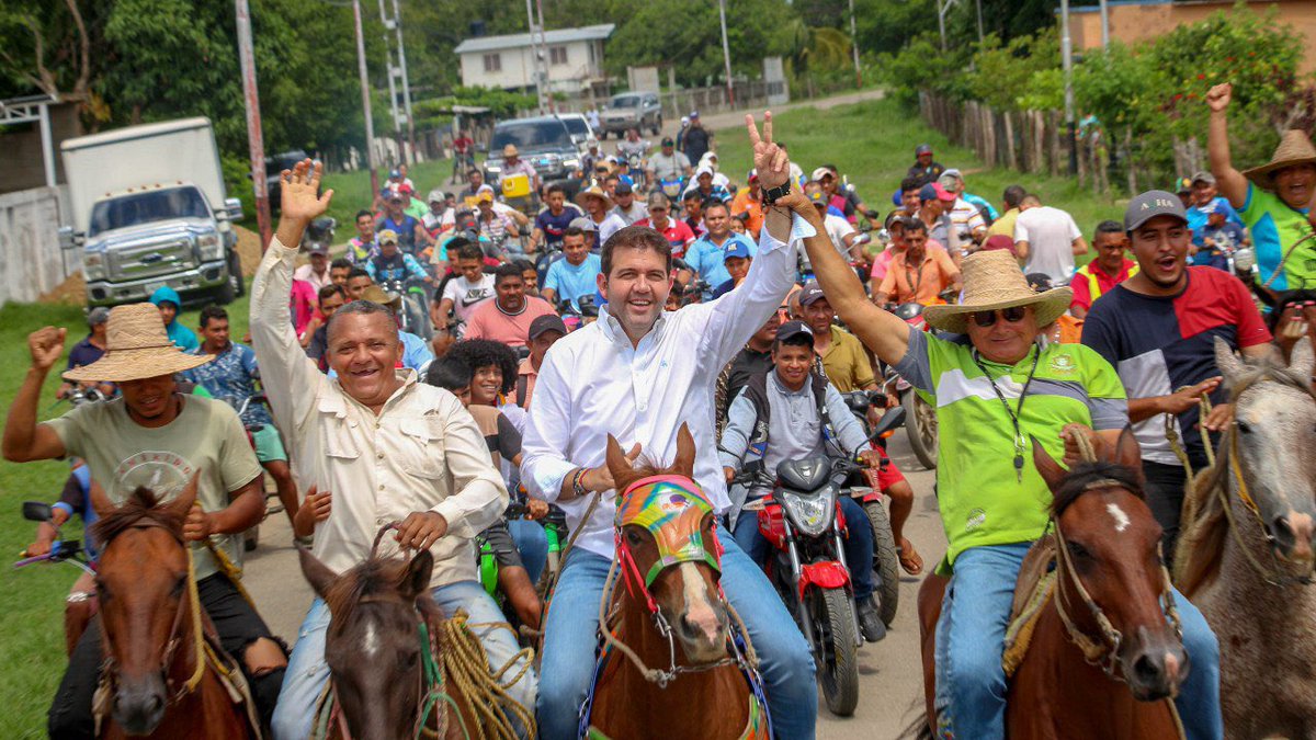 prospericarlos's tweet photo. Cabalgamos en el noble pueblo de Arichuna #Apure, llevando un mensaje de esperanza a su gente.

Sin descanso porque estamos comprometidos en devolverle la prosperidad a Venezuela #DemosElPrimerPaso 🇻🇪 https://t.co/AhFERGDrPK
