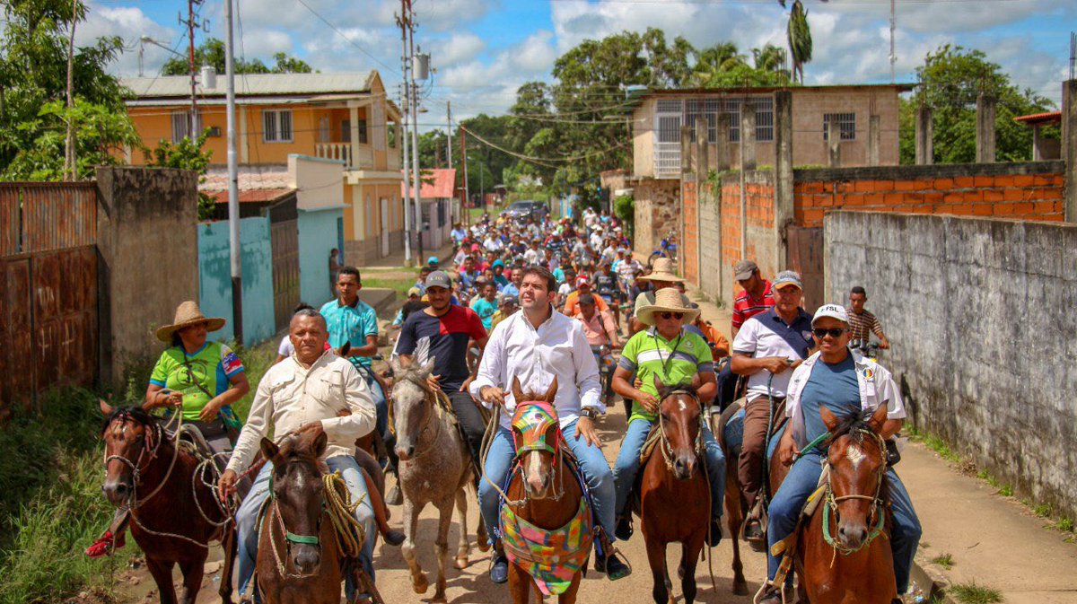 Cabalgamos en el noble pueblo de Arichuna #Apure, llevando un mensaje de esperanza a su gente.

Sin descanso porque estamos comprometidos en devolverle la prosperidad a Venezuela #DemosElPrimerPaso 🇻🇪