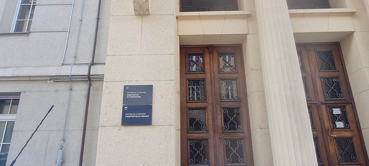 Vodje koalicijskih strank smo povabili, da svoje izpolnjevanje zavez ljudstvu neposredno predstavijo na prvem povolilnem javnem soočenju vodij koalicijskih strank z ljudstvom, ki bo potekalo 27. 6. od 19. do 20. ure na Trgu republike. 👉 glas-ljudstva.si #glasljudstva