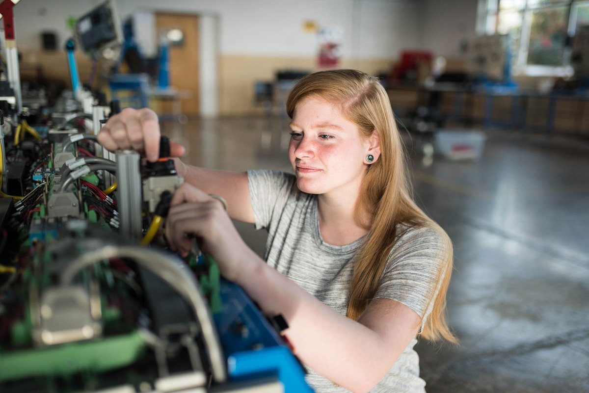 RSCCfoundation's tweet photo. Did you know? The #MiddleCollege program at @roanestate enables students to graduate from high school and earn an associate degree at the same time. But Middle College scholarships are limited, and we need your help. Learn more and give: https://t.co/yrh8HTItVP https://t.co/JH0nb0c3HU