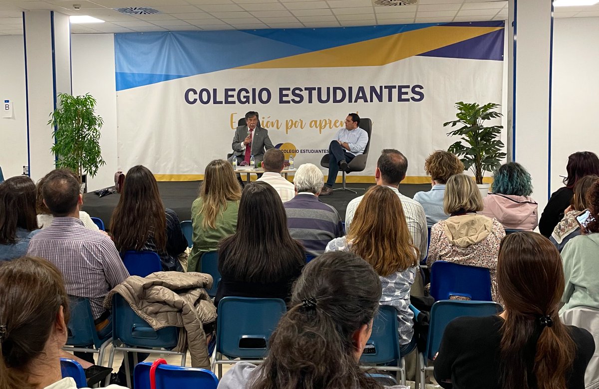 Madres, padres y profesores se juntan para disfrutar de la última charla de la #EscuelaDePadres titulada ‘Educar: ni más ni menos.’

 ‘Ríanse de si mismos, ríanse con otros y nunca se rían de otros.’ Javier Urra

#CrecemosJuntos #AprendemosJuntos