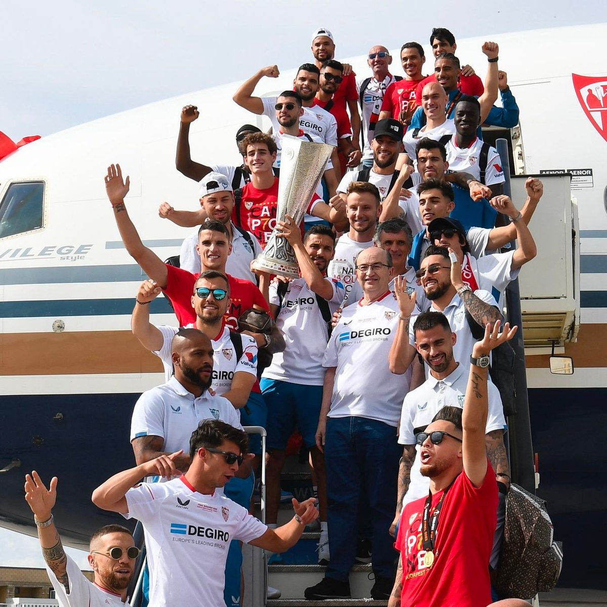 SevillaFC's tweet photo. 📸 ¡Ya llegó la SÉPTIMA a Sevilla! 🏆

#NadieLaQuiereComoNosotros