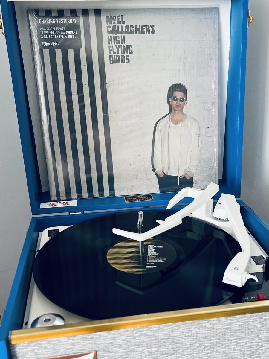 AGC_LONDON's tweet photo. #NowPlaying at the Art Gallery #NoelGallaghersHighFlyingBirds #ChasingYesterday #Dansette https://t.co/64tArEzG0z