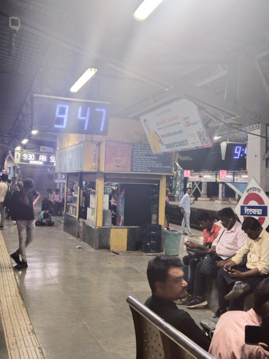 @GM_CRly @drmmumbaicr @AshwiniVaishnaw @PMOIndia 

9:30pm.local train to Asangaon still not reached Titwala station!! What's going on?

#Centralrail #mumbairail #mumbailocal #CR