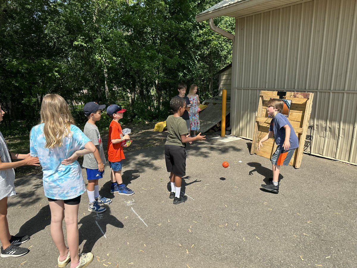Room8Highlands's tweet photo. 5th graders give back. Running a carnival for the 2nd-4th graders. #multiage https://t.co/DRdX6MsoAx