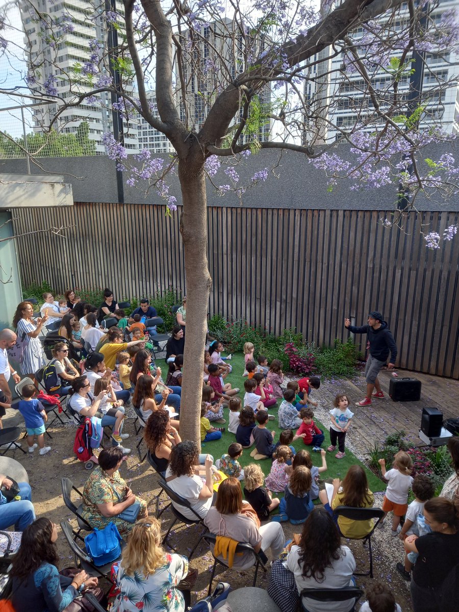 BibliotequesLH's tweet photo. Ara mateix gaudint l'espectacle de la Festa Major de Santa Eulàlia al jardí de la #BibPlEuropa!!! Contes de plaça en plaça amb en #Gernat!!! https://t.co/4jV9jfr0Lm