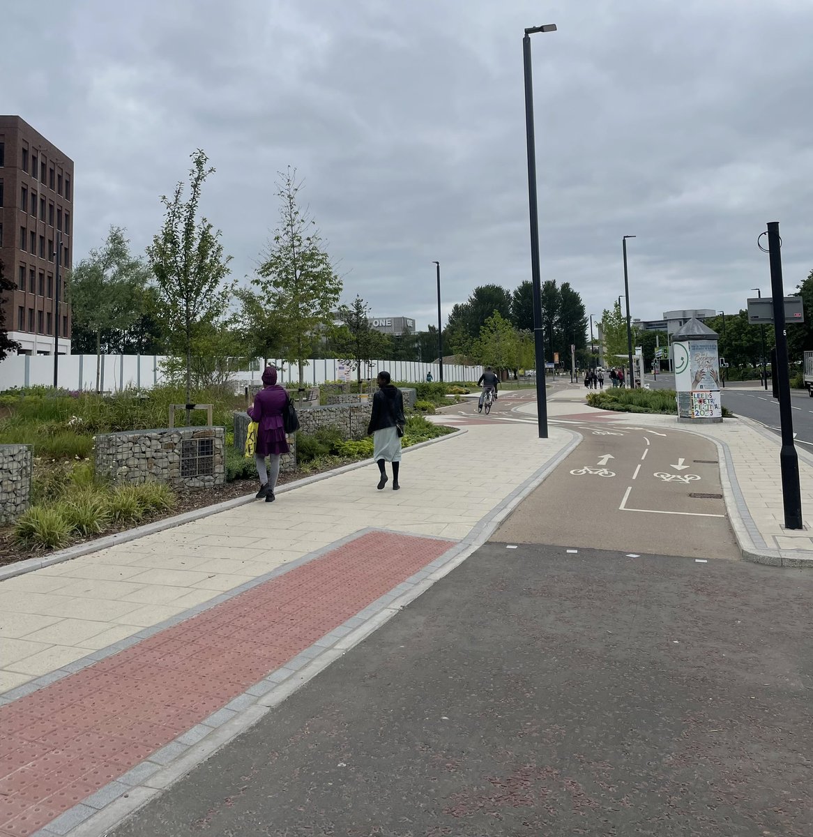Meadow Lane, #Leeds. Previously a big wide road, now narrowed to create a public green space +🚶+🚲 routes, part of a network linking the station, Sovereign Sq. &amp; new Aire Park. All planned &amp; envisioned in the Leeds South Bank masterplan, adopted in 2018. Great work <a href="/LeedsCC_News/">Leeds Council News</a>