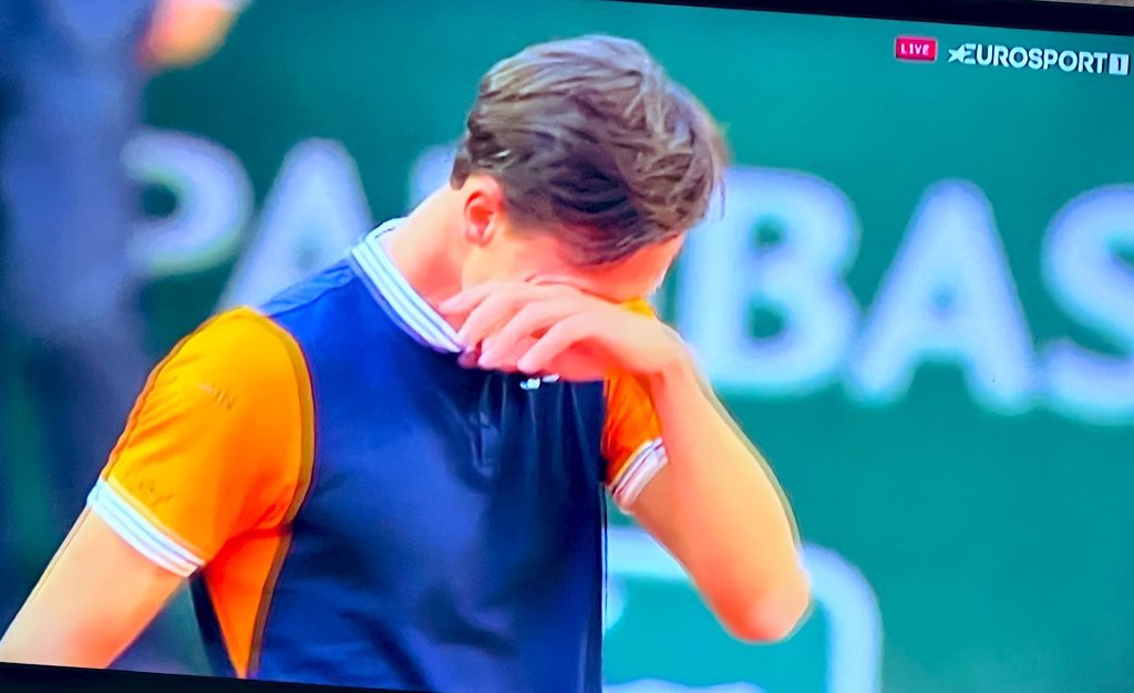 DieWahle's tweet photo. Was ein Spiel. Ich könnte mitheulen 🥹🙏🏼 @daniel_altmaier #RolandGarros2023 https://t.co/EQQ384F16g