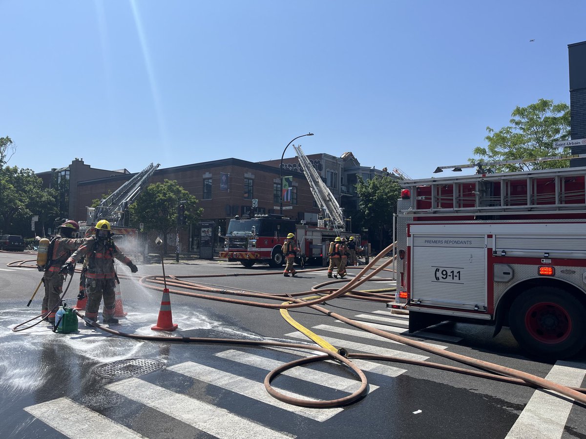 CTVLegacyTech's tweet image. Huge shout-out to ⁦@MTL_SIM⁩. Wearing 100 lbs. of gear, fighting fires in this heat!! Bravo!! #IntenseHeat #FireFighters #Incredible #StayCool