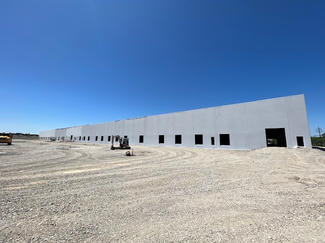 #Construction of the 248,000 SF #specbuilding is almost complete at the #ForwardInnovationCenter in #WaltonHills. The new bldg will feat. LED lighting, ESFR sprinkler, 32’ clear, 60' speed bay & 50’ x 50’ column spacing. #commercialrealestate #forlease #industrialbroker #fic