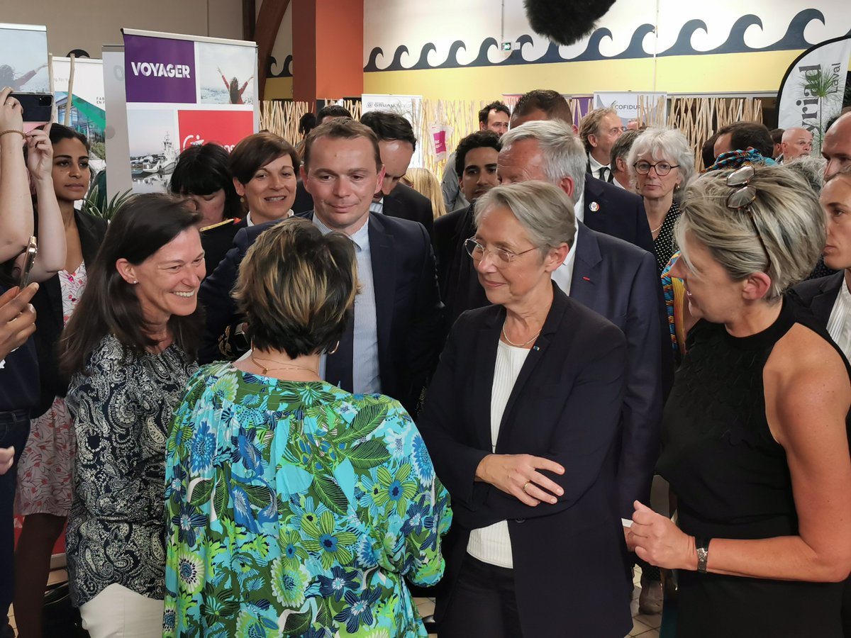 Visite ce jour à #Laval de <a href="/Elisabeth_Borne/">Élisabeth BORNE</a>, en présence de <a href="/olivierdussopt/">Olivier Dussopt</a> et <a href="/ThibautGuilluy/">Thibaut Guilluy</a> sur le jobdating organisé par @pole_emploi #PaysdelaLoire. Rencontres avec les entreprises et les demandeurs d'#emploi pour accélérer les recrutements et le retour à l'emploi.