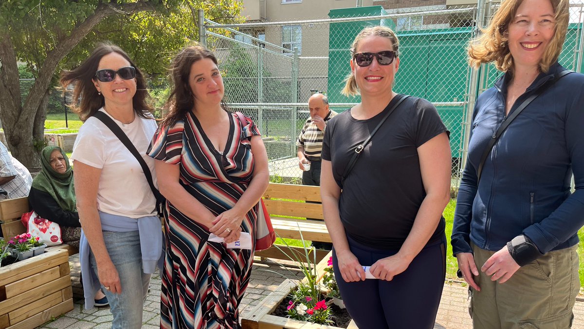 To create social spaces where people of different ages can come together, @iGenOttawa partnered with @OCH_LCO and @yowtoollibrary in 2022 to create an #intergenerational Gathering Bench at Clementine Towers. Since then, OCH has built more benches that are being enjoyed! #IGDay