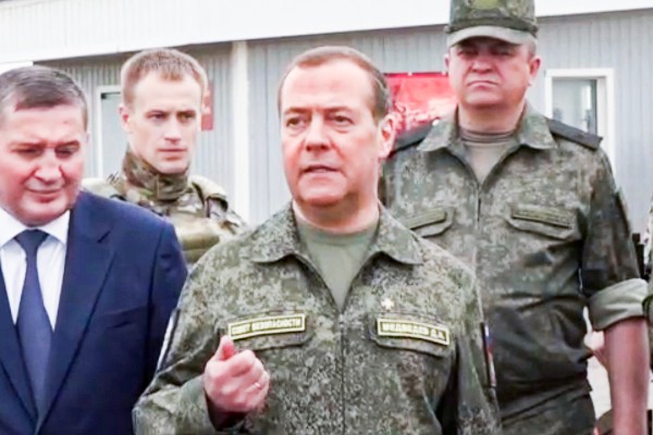 Медведев призвал уничтожить «осиное гнездо» террористов киевского режима vz.ru/news/2023/6/1/…