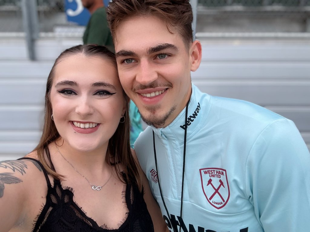 herosdimples_'s tweet photo. I FINALLY MET MY FAVORITE BOY ❤️❤️ https://t.co/A4mg7d7W9d
