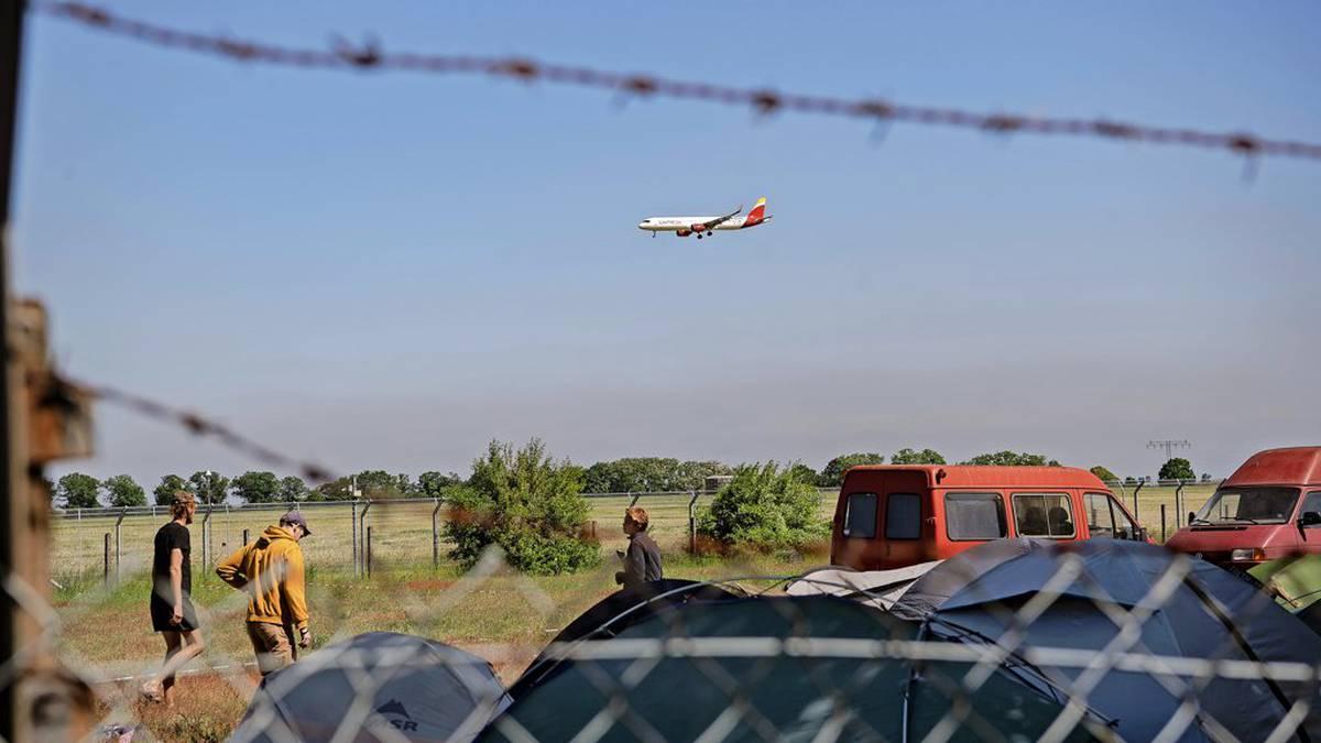 Protestcamp gegen Abschiebezentrum am BER: Was die Aktivisten fordern maz-online.de/brandenburg/pr…