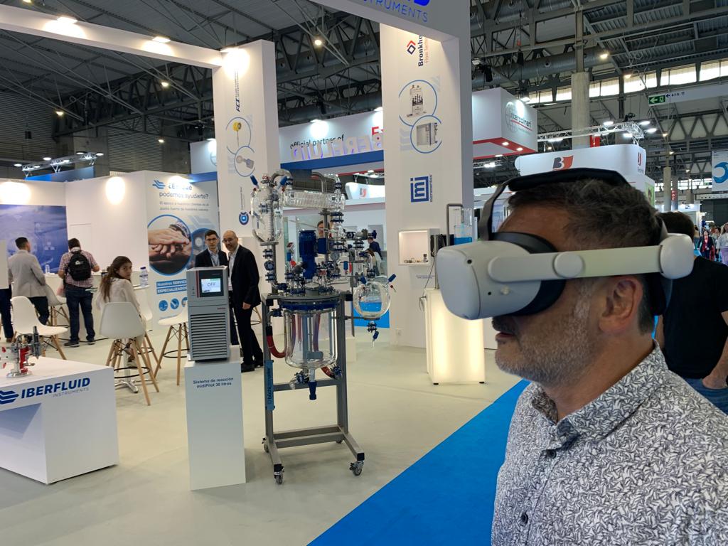 CCiTUBDivulga's tweet photo. I seguim a #expoquimia2023 . En Jordi Capell @icmabCSIC ha conegut el #CoreBot i ha visitat els nostres laboratoris virtualment. 👏 https://t.co/LjtJHyoQtb