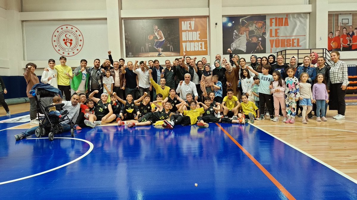 Basketbol U11 ve U10 liglerinde şampiyon olan Büyükşehir Belediyespor Kulübü sporcularımızı, antrenör ve ailelerini tebrik ediyorum. 

Liglere katılan tüm kulüplerimizi ve minik sporcularımızı ayrıca alkışlıyorum.