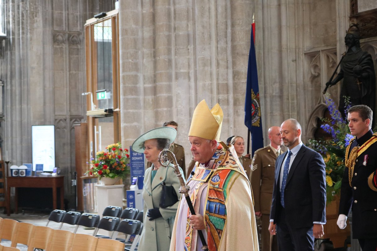 Winchester Cathedral tweet media