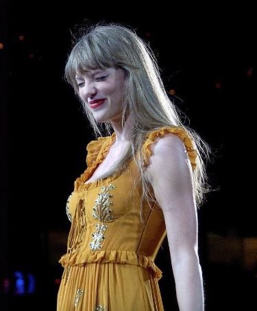 tswifthinker's tweet photo. nose scrunch🤏🏻 https://t.co/SFTli4t6ap