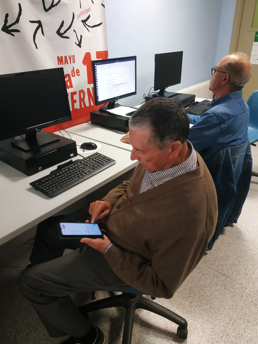 EDPueblaCalzada's tweet photo. Durante estas tardes estamos trabajando con las personas mayores de 55 años participantes en nuestro #RetoDigital...¡y estamos aprendiendo muuuuchooo!
#competenciasdigitales #brechadigital https://t.co/KGbOxAeLPH