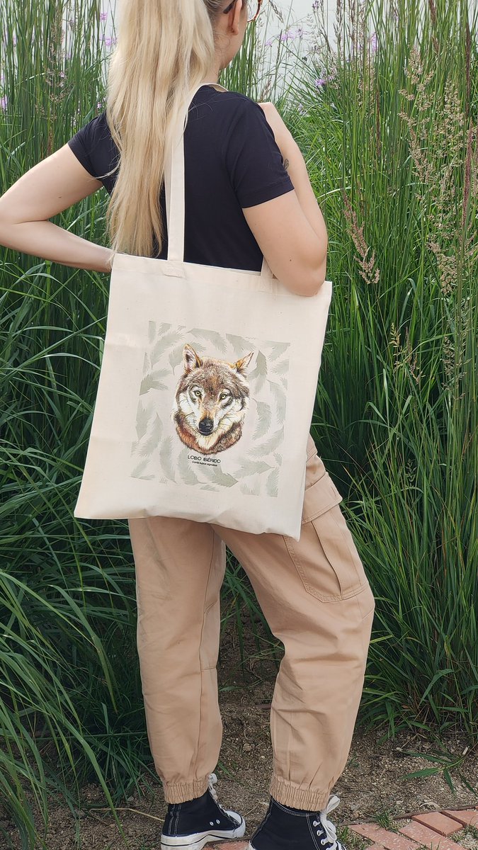 Canis lupus signatus 🐺 Me gustó tanto dibujarlo que tuve que hacerme un bolso 😂 #loboibérico