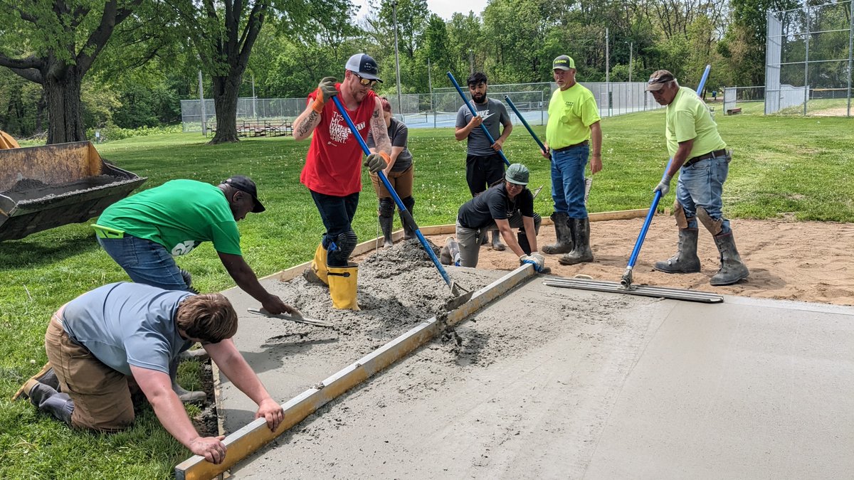 BHCCampus's tweet photo. Congratulations to the Spring 2023 graduates of the Highway Construction Careers Training Program (HCCTP) at Black Hawk College! #HCCTP #bhcgrad
Learn more about their community projects and the program at https://t.co/QNhsAAMvtN. https://t.co/U5RIrWxEbj