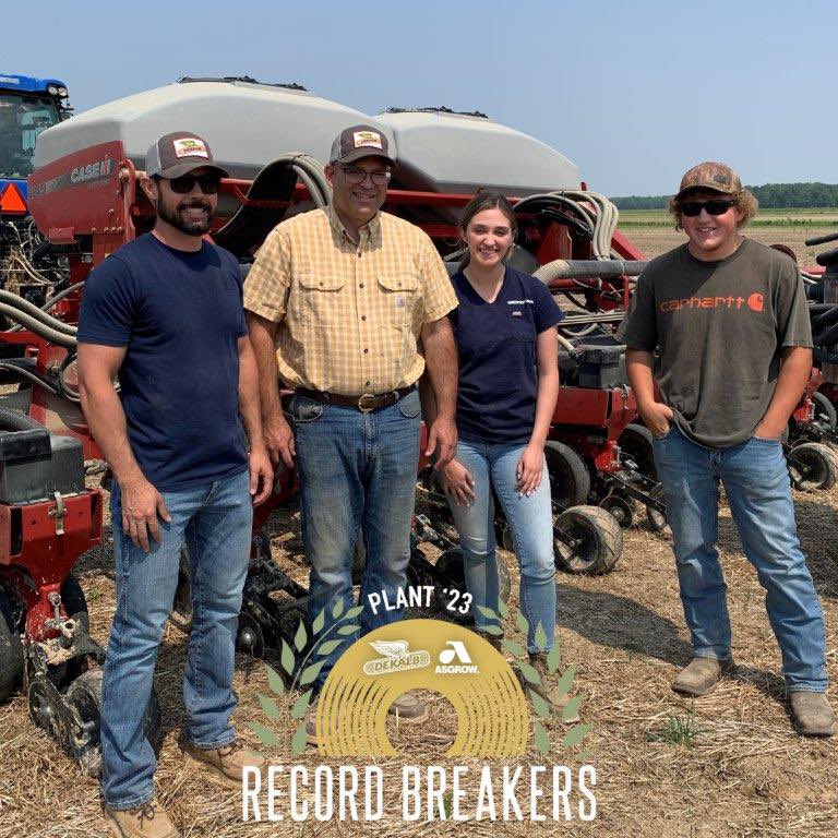 Wrapped up planting for Greenview Farms with a #DEKALB plot ✔️👏🏻

Thank you for your continued support and for testing our #Classof24! They have been doing plots with us for many years and we appreciate their partnership! 😁🌽

#Plant23 #WinningHasRoots #RecordBreakers #BayerUp