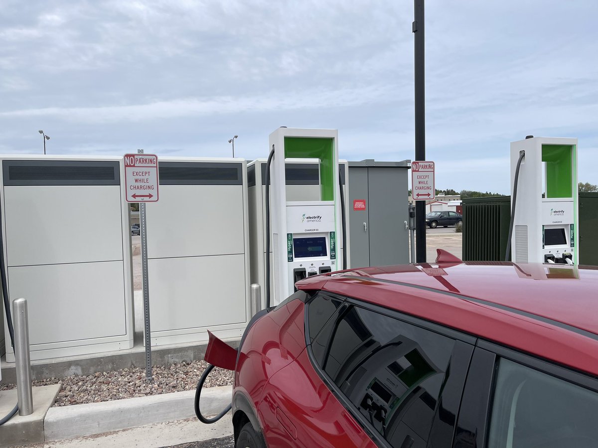 knitnerd's tweet photo. @RateYourCharge beautiful day for a drive in Gillette, WY.  20 minute stop, Max rate 198 kw, SOC 37% to 90%, 4 out of 4 chargers available and accurate. https://t.co/qvzHdKWdkW