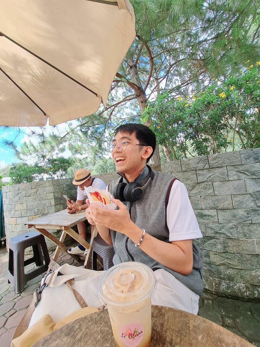 ChristianMeds's tweet photo. Gusto lang ulit ng strawberry donut eh. 💟 #LeBloom #Baguio https://t.co/YQg5PL5EOf