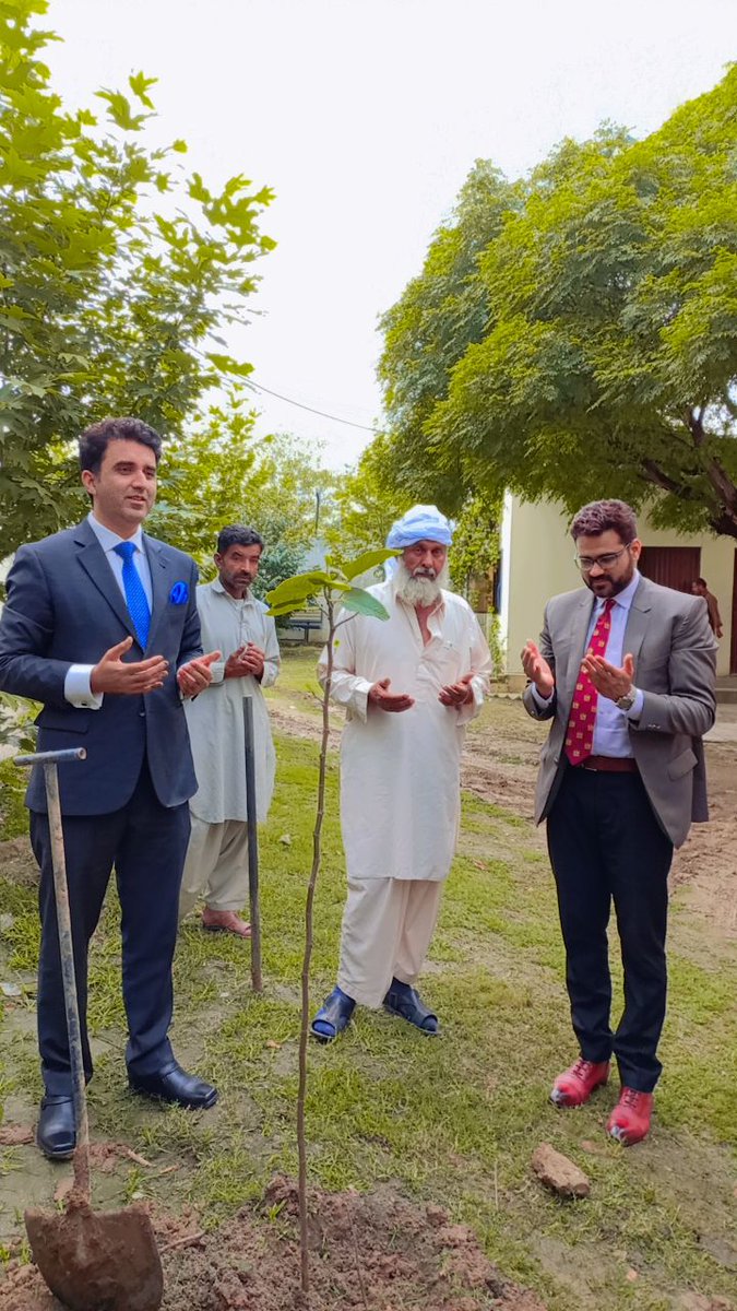 SarfrazRana01's tweet photo. Tree plantation drive was organised by Department of international relations at NUML university https://t.co/kvyJyD0pgv