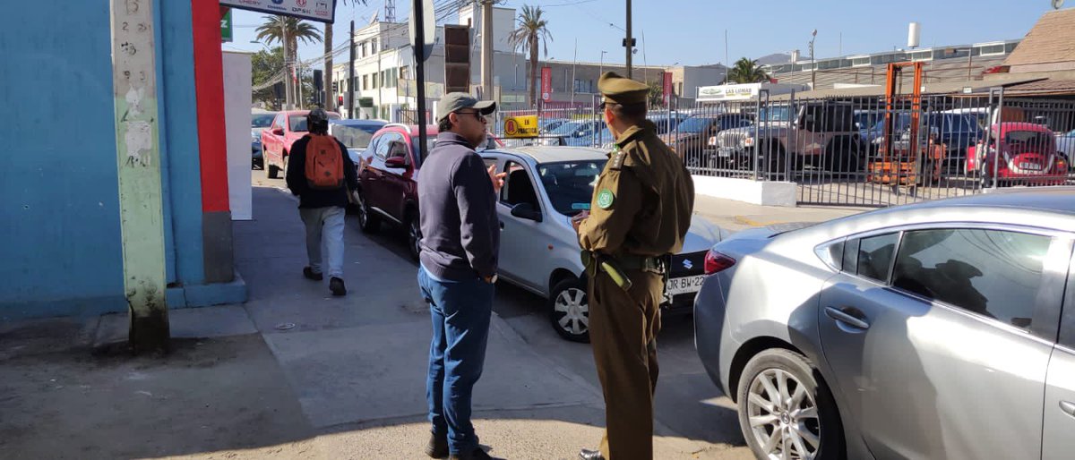 CarabCoquimbo's tweet photo. Nuestro Jefe de la Unidad de accidentes de tránsito #UIAT 👮🏻♂️se encuentra fiscalizando una escuela de conductores 🚘 en #Ovalle, verificando su funcionamiento en norma, resguardando la seguridad vial de toda nuestra comunidad.
#LaPrevenciónEsNuestraEsencia
#CarabinerosDeTodos https://t.co/3pFy7CYV3I