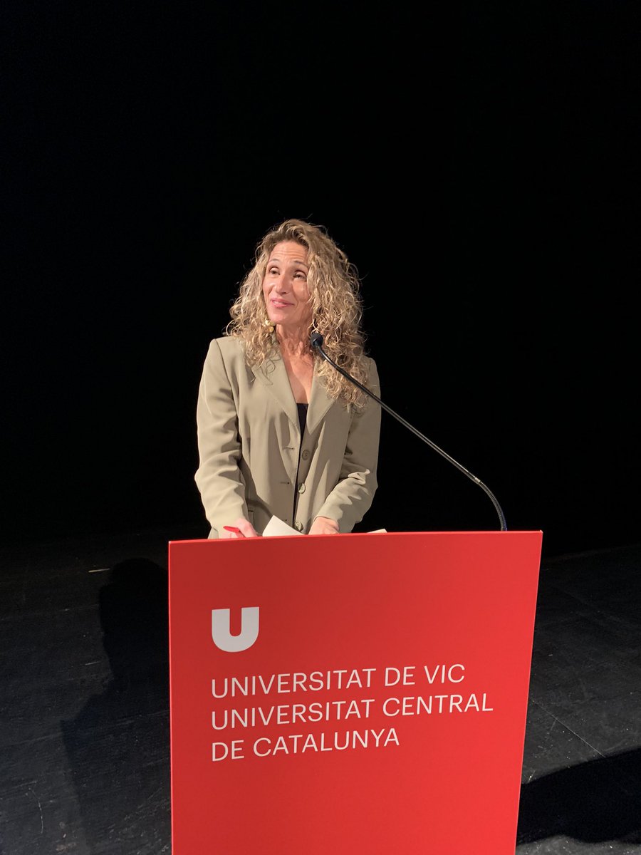 UVic_CAFE's tweet photo. Lliurament de diplomes a l’alumnat de la XIX promoció (2019-2023). @Leon73Eva, tècnica de la
@uvic_fetep de la titulació de #cafeuvic, pronuncia els noms dels graduats
#GradCafeUVic
#grauuniversitari #graucafe #cafe #esportsuvic #uvic_ucc #grau https://t.co/JJhAlBGFLd