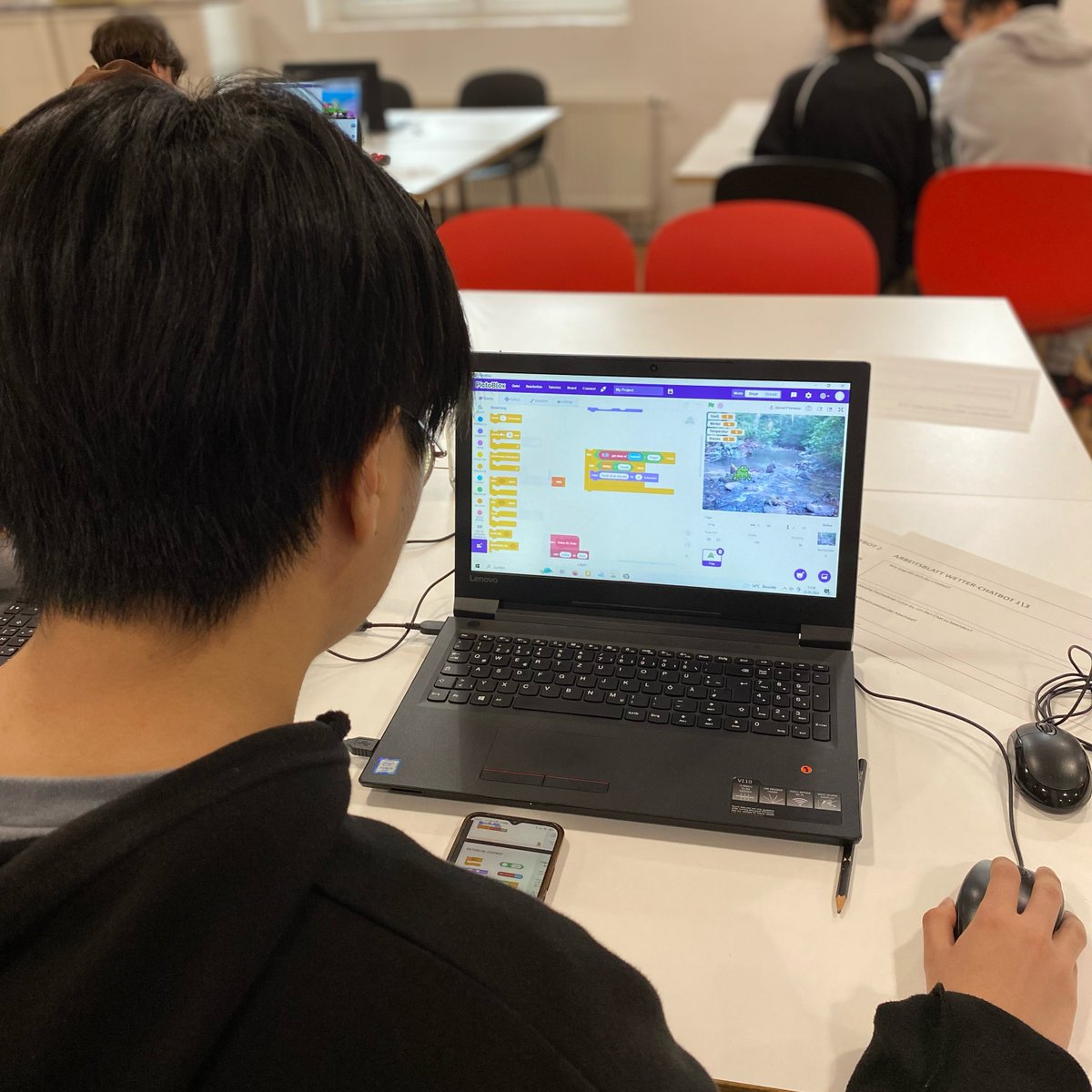 coding_tomorrow's tweet photo. Letzte Woche haben wir erstmalig unseren “Chatbot und KI” Projekttag durchgeführt! Ziel war es, den Schüler:innen zu zeigen, wie ein Wetter-Chatbot erstellt wird  - Je mehr Daten für das Training verwendet wurden, desto besser funktionierte der Bot!💡#twlz
https://t.co/mYS6JFcvtD https://t.co/ZI4NokHz6R