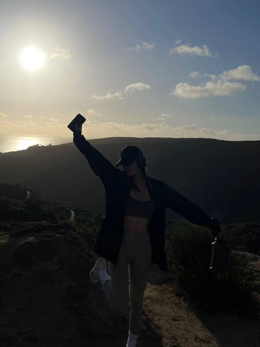mina_tyrone03's tweet photo. When you reach the top of the mountain, you will be greeted by a wonderful sight. Sunlight illuminates the mountains and surrounds you in golden light ⛰️😊🍀
#jadovnik #jadovnikmountain #greben #hiking #planinarenje #planina #mountain #nature #priroda #visitserbia #pdorfej #sten https://t.co/KEOy5J8OeZ