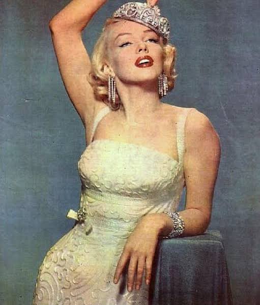 ElJuanjoHerrera's tweet photo. Hoy hace 97 años, nacía Marilyn Monroe, una de las figuras históricamente más icónicas, un parteaguas en la liberación sexual, el feminismo y el cine. Feliz Cumpleaños a una mujer que nos dio más de lo que sabemos. https://t.co/0PoejNRGHf