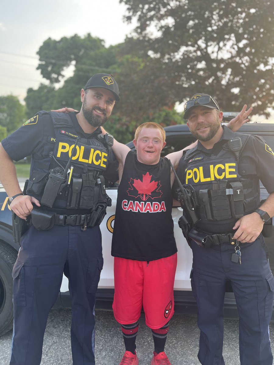 What’s the best part of our day? Meeting new friends of course. #DufferinOPP officers are always looking for ways to connect with our #community 👮🏻‍♀️💙
<a href="/DufferinCounty/">Dufferin County</a> ^tp