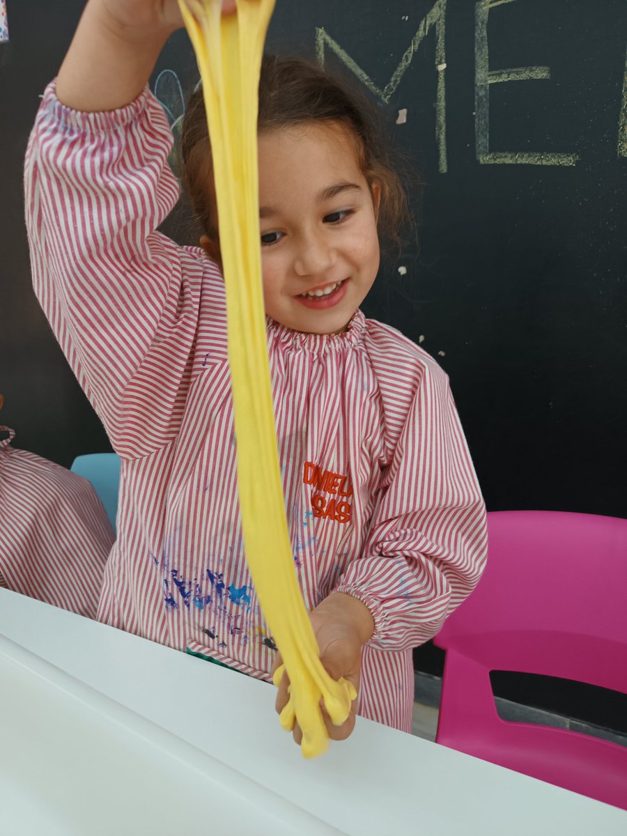 InfantNatzEsplu's tweet photo. Hem fet "mel" a la nostra tarda de projecte🐝 #Quinmónméspetit #P4Unicorns https://t.co/nkQ7KMTN78