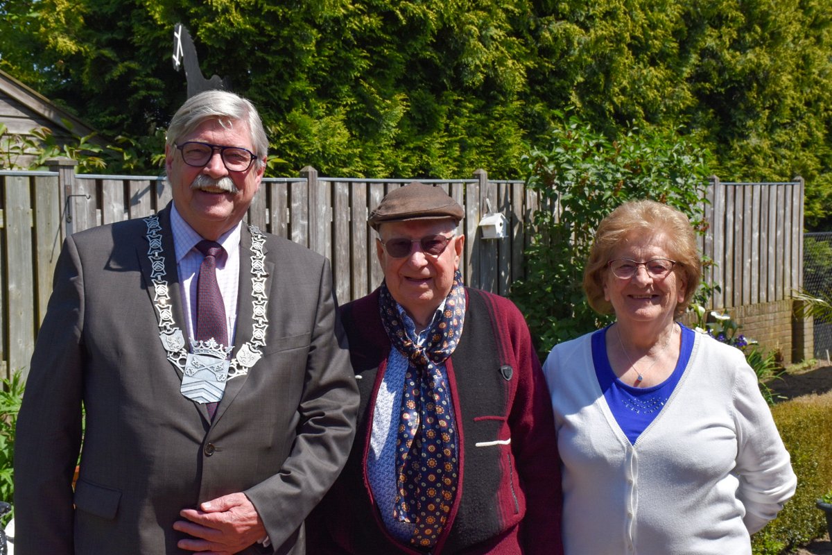 Op 29 mei was echtpaar Wouters-Castelijns 60 jaar getrouwd. Burgemeester Van Beek bracht hen een bezoek. Van harte gefeliciteerd aan het diamanten paar!
