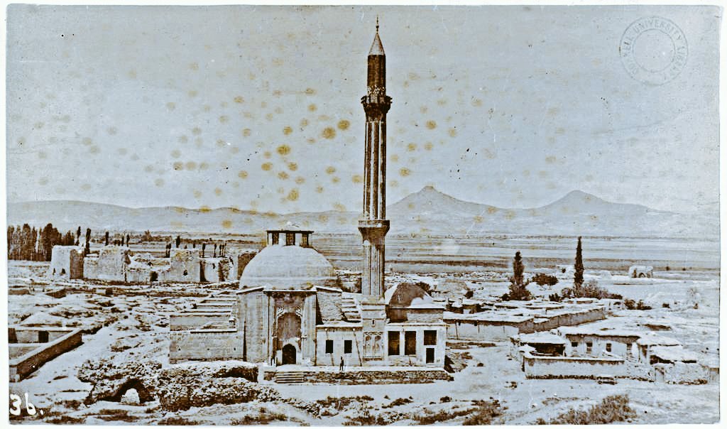 "İnce minareli medresesi minaresi, şehrimizdeki minarelerin hepsinden yüksek ve baştanbaşa çinilerle kaplı süslü bir yapıydı. Sabah ve ikindi güneş ışıkları minare çinilerinden yansıdıkça şehrin her tarafından görülürdü"
*Hamdizade Abdülkadir
*Foto:J. H. Haynes 1887