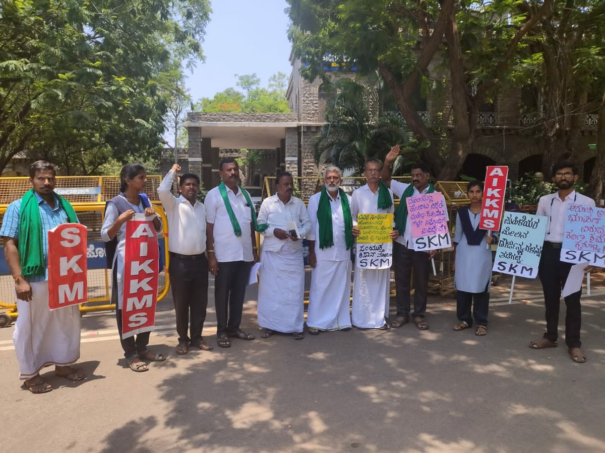 ರೈತ ಸಂಘಟನೆಗಳ ಒಕ್ಕೂಟವಾದ ಸಂಯುಕ್ತ ಕಿಸಾನ್ ಮೋರ್ಚಾದ ವತಿಯಿಂದ ಮಹಿಳಾ ಕುಸ್ತಿಪಟುಗಳ ಹೋರಾಟವನ್ನು ಹತ್ತಿಕ್ಕುತ್ತಿರುವ ಬಿಜೆಪಿ ಕೇಂದ್ರ ಸರ್ಕಾರದ ಹೇಯ ಕೃತ್ಯವನ್ನು ಖಂಡಿಸಿ ಇಂದು ದೇಶಾದ್ಯಂತ ನಡೆಯುತ್ತಿರುವ ಪ್ರತಿಭಟನೆಯ  ಹಿನ್ನಲೆಯಲ್ಲಿ ಬಳ್ಳಾರಿಯ ಜಿಲ್ಲಾಧಿಕಾರಿ ಕಚೇರಿ ಬಳಿ ಸಂಯುಕ್ತ ಕಿಸಾನ್ ಮೋರ್ಚಾ ವತಿಯಿಂದ ಪ್ರತಿಭಟನೆ ನಡೆಯಿತು.