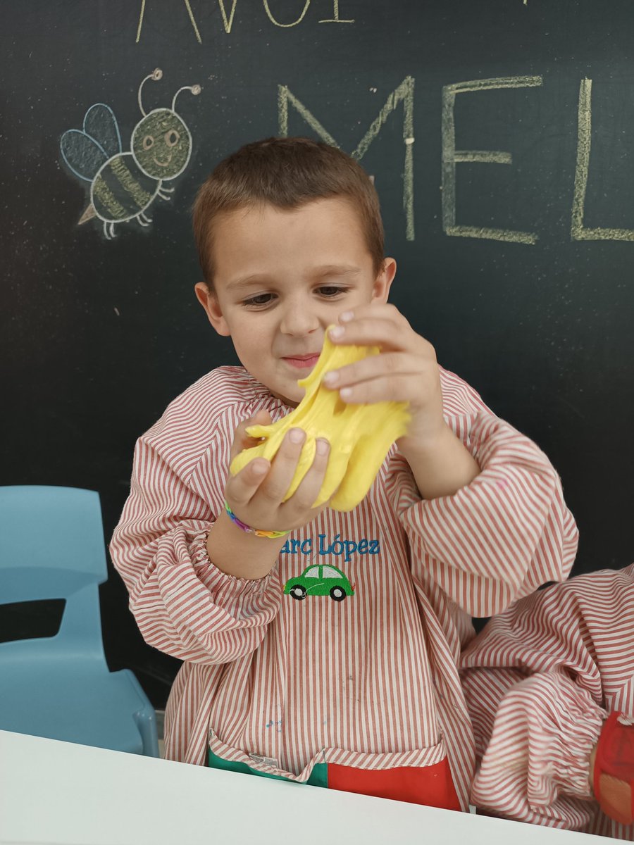 InfantNatzEsplu's tweet photo. Hem fet "mel" a la nostra tarda de projecte🐝 #Quinmónméspetit #P4Unicorns https://t.co/26sz3jxFAB