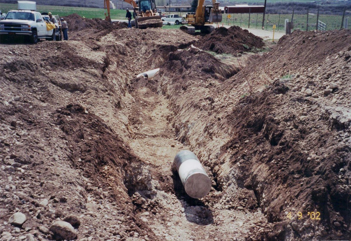 #TBT to 2002 when we installed a 24” canal crossing. That's a lot of dirt moved!

#diamondscompany #dsc #familybusiness #utahconstruction #webuildutah #undergroundutilities #naturalgaslines #heavyequipment #constructioncompany #ditchdiggers #bluecollarhumans #utah