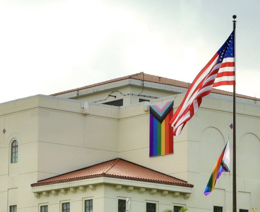 Durante todo junio, la bandera del orgullo LGBTIQ+ ondeará en la Embajada como expresión de apoyo a la igualdad de derechos para todes y como compromiso con el respeto a la diversidad.🏳️‍🌈