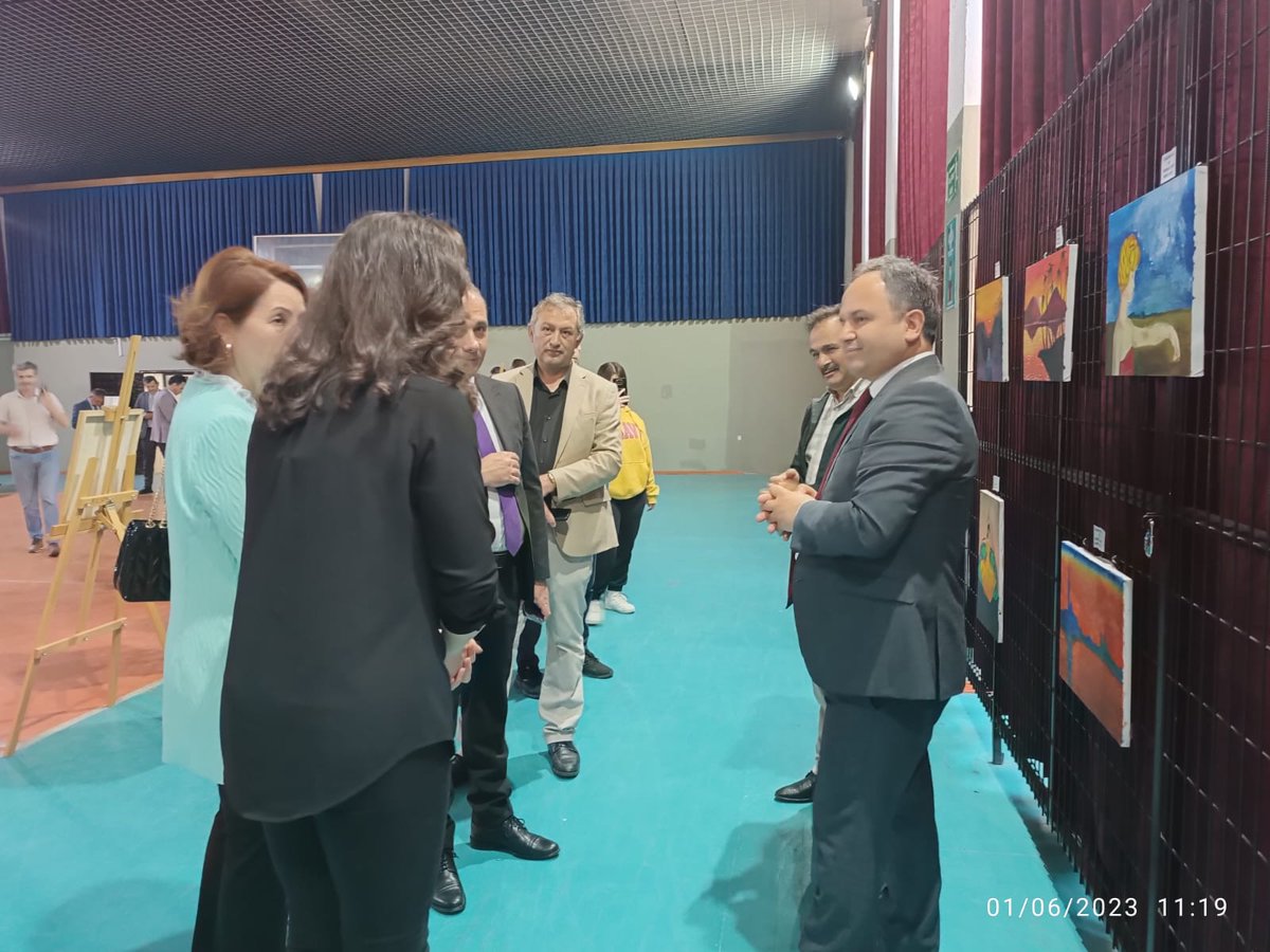 unyemilliegitim's tweet photo. Ünye Adnan Menderes MTAL Resim öğretmenimiz Nurşen KARACA ve 10. Sınıf ögrencilerimizin tuval üzerine akrilik tekniği ile çalışılmış resimlerinden oluşan serginin açılışı yapılmıştır. Emeklerinden dolayı okul idarecilerimize, öğretmen ve öğrencilerimize teşekkür ederiz. https://t.co/KLuzMcgmPP