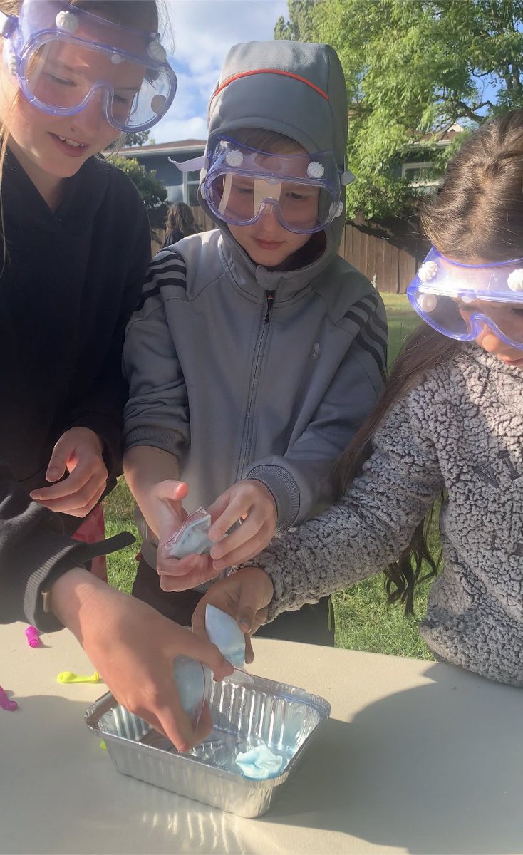 Count_Scapula's tweet photo. Explosions! Learning about compressive gas @girlguidesofcan https://t.co/SdoSdTbXeS