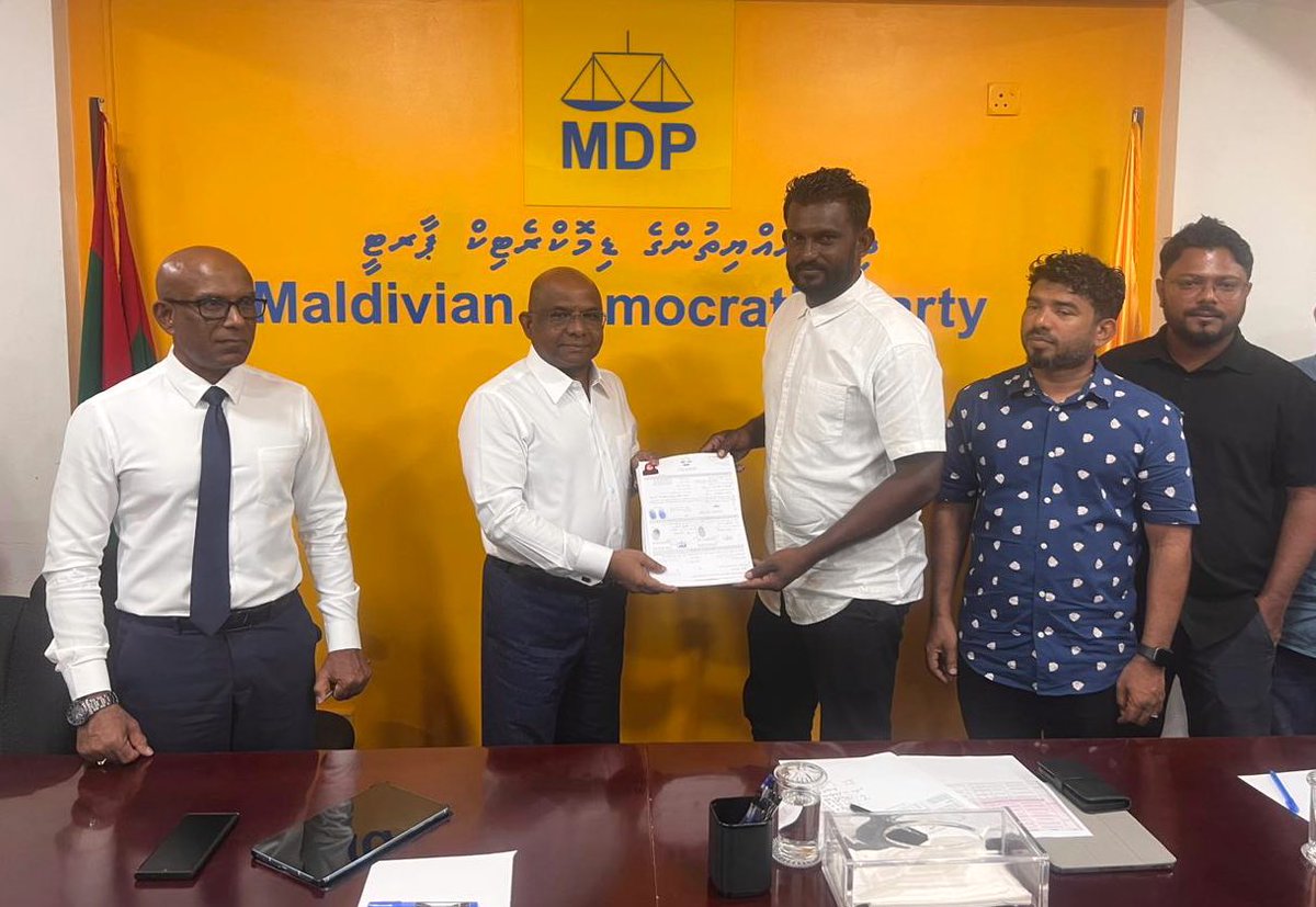 abdulla_shahid's tweet photo. ހއ. ދިއްދޫ ދާއިރާއިން މިއަދު އެމް.ޑީ.ޕީ.އާ އަލަށް ގުޅި ވަޑައިގެ��ްނެވި އެންމެހައި މެންބަރުންނަށް މަރުހަބާ ދަންނަވަން. 

އެމް.ޑީ.ޕީ.ގެ ރަން ރީނދޫ ލަޝްކަރު ނިކުމެ ސާފު ވޯޓަކުން ރައީސް @ibusolih ބޮޑުތަނުން ދެވަނަ ދައުރަކަށް އިންތިޚާބުކުރައްވާނެ! އިންޝާﷲ

#MDPKuriah #Ibu2023 https://t.co/IeijGDwqlj