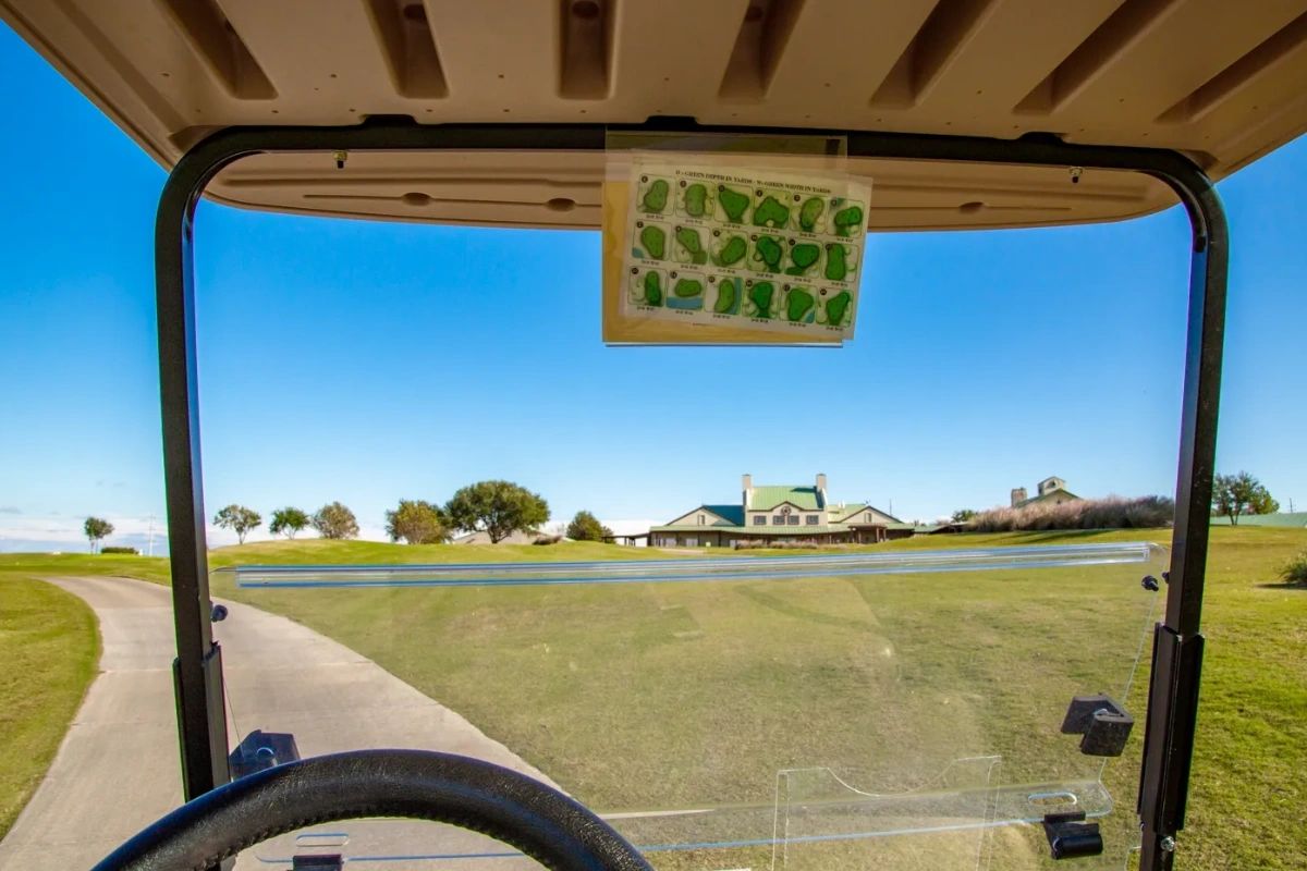StarRanchGolf's tweet photo. If you love to golf, but don’t enjoy the long walk, there’s no need to worry! We offer rates that include an 18-hole green fee, golf cart, and unlimited range balls. #TheGolfClubAtStarRanch #GolfClub #GolfCourse #StarRanch #HuttoTX https://t.co/IfCBUj4XFv