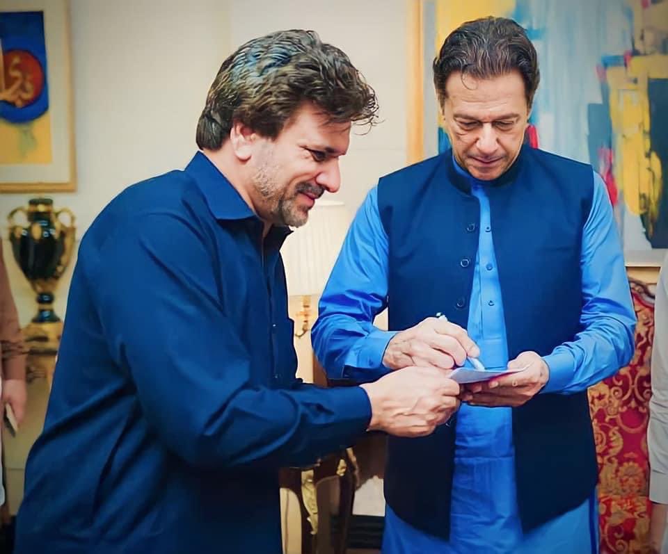 gulzafarkhan's tweet photo. سوائے اللہ کے کسی بھی چیز سے میں خوف نہیں  کھاتا اور نا ہم کسی کے سامنے جھکیں گے، حق اور سچ کے راستے پر جو چلتا ہے اسے تنہا ہونے سے کوئی فرق نہیں پڑتا، حقیقی آزادی کے حصول تک جناب عمران خان کے سنگ لرتے رہیں گے بیشک ہمیں بہت سے مشکلوں کا سامنا ہی کیوں نہ کرنا پڑے۔

#NoKhanNoTV https://t.co/r3ZhiTcaeN