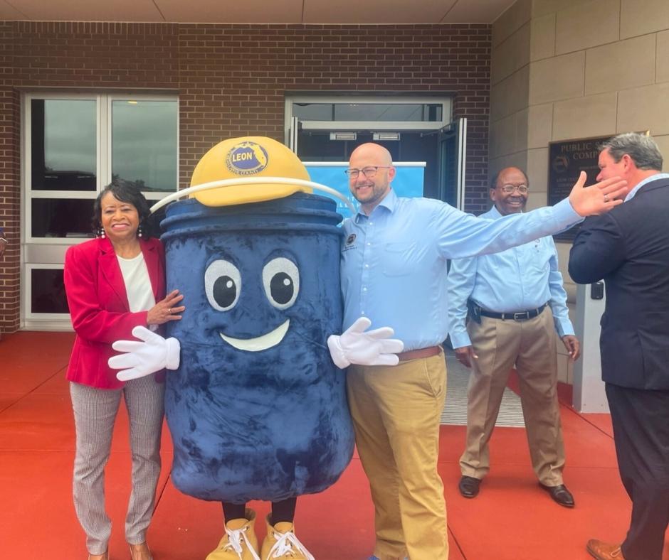 commishokeefe's tweet photo. #HurricaneSeason has started and it is time to #buildyourbucket. Along with @RealBillyBucket and our many partners, we came together to get the word out to prepare now! @LeonCounty has all the info you need at https://t.co/56KCdsgm3p! #HurricaneStrong https://t.co/8EVSyhKE0t