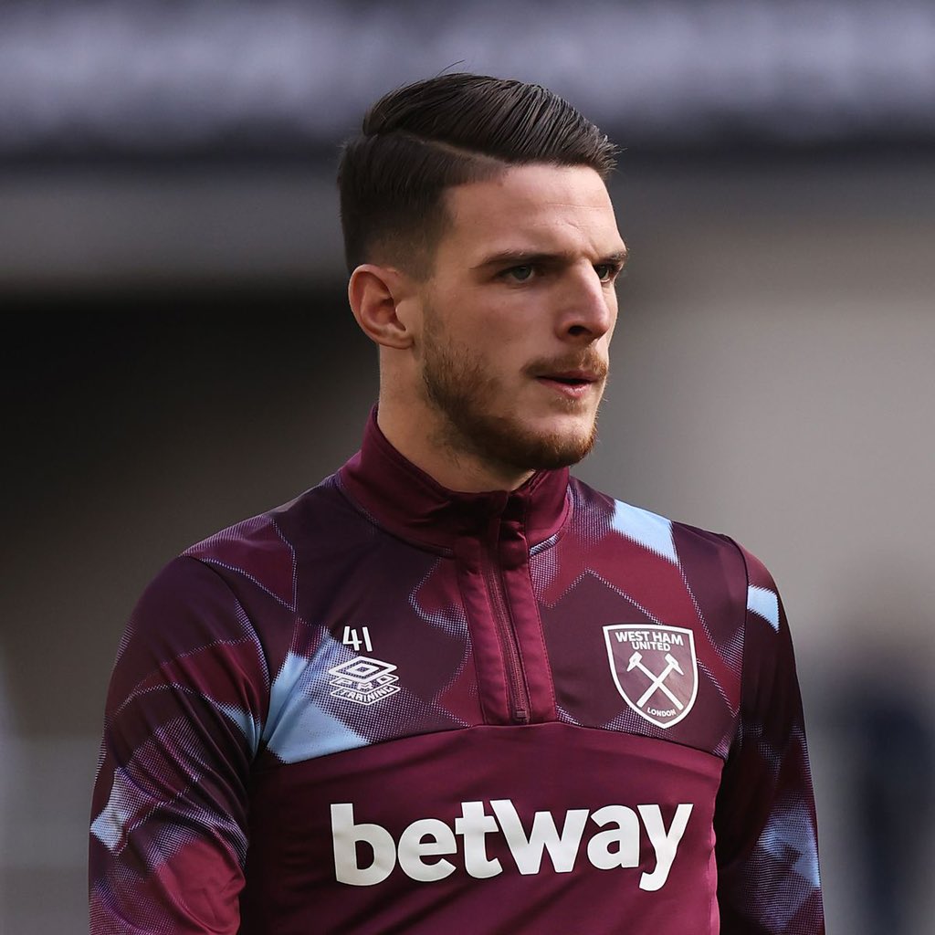 DeadlineDayLive's tweet photo. 🚨 Declan Rice is set to snub a move to Bayern Munich as he is prioritising staying in the Premier League. 

Arsenal are preparing an opening offer of £90m but Man Utd are also interested and would use players in part-exchange.

(Source: @SamiMokbel81_DM) https://t.co/nVP8ThD8mk